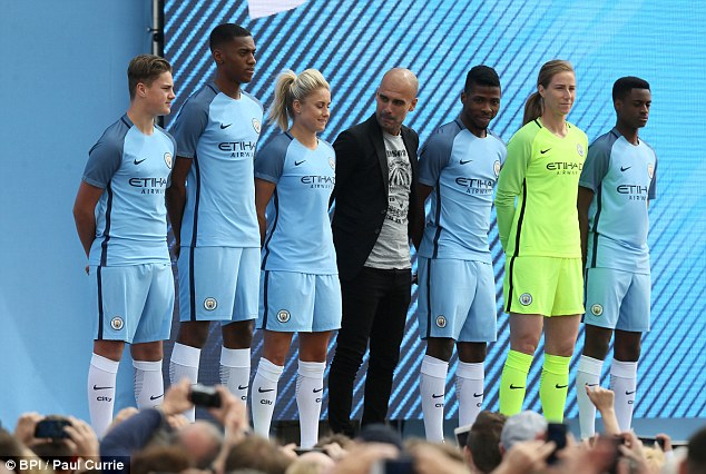 hsch:pub:35e9442600000578-3573618-the_new_kit_was_presented_to_the_manchester_city_fans_who_turned-a-13_1468072968104.jpg